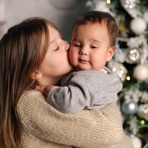 休日のテーマのクリスマス ツリーに姉妹と赤ちゃんの弟 — ストック写真