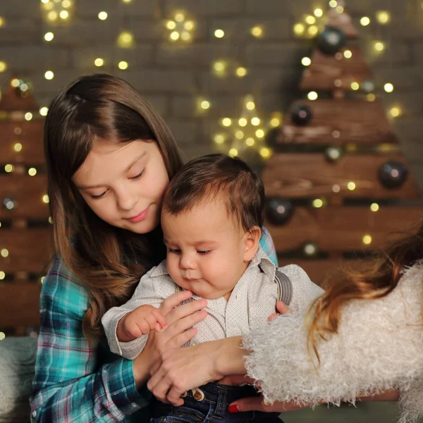 Mutter Mit Tochter Und Bub Über Weihnachtsbaum Zum Feiertagsthema — Stockfoto