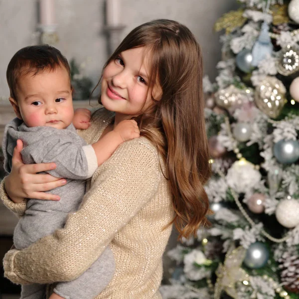 Hermana Hermano Pequeño Sobre Árbol Navidad Tema Vacaciones —  Fotos de Stock