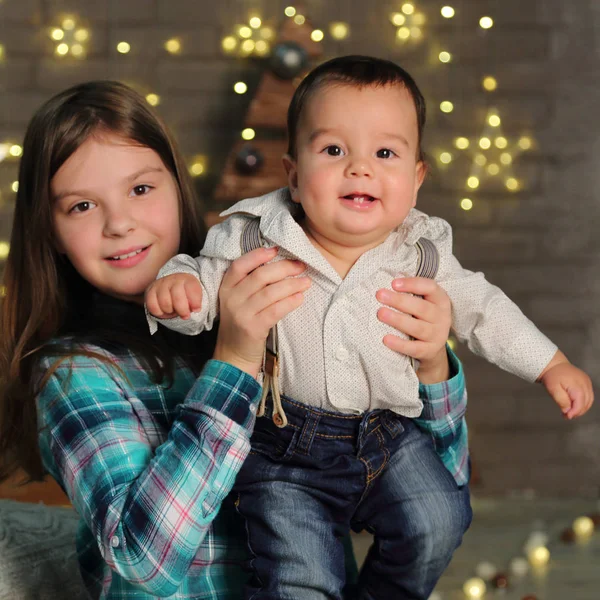 Hermana Hermano Pequeño Sobre Árbol Navidad Tema Vacaciones —  Fotos de Stock