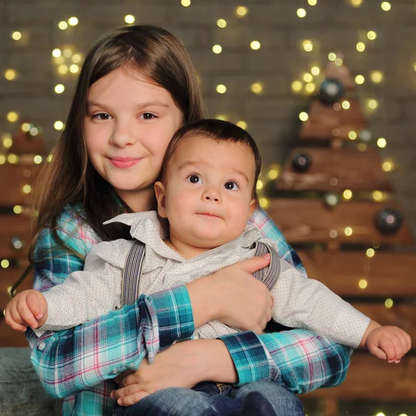 Syster Och Baby Bror Över Julgran Holiday Tema — Stockfoto