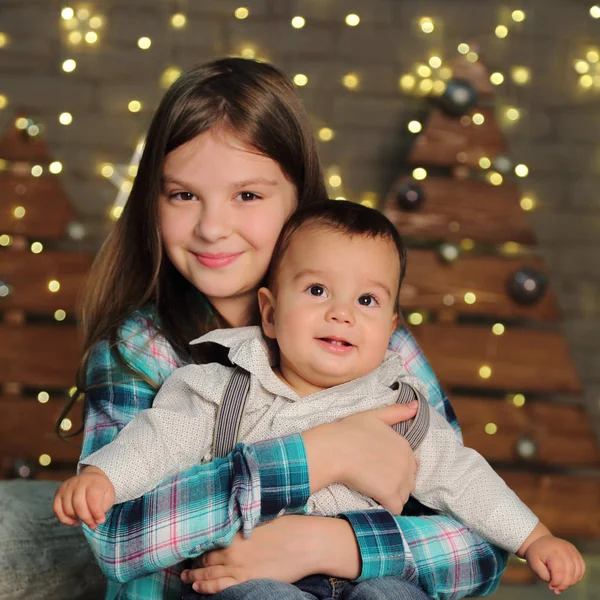 姐妹和婴孩兄弟圣诞节树在假日主题 — 图库照片