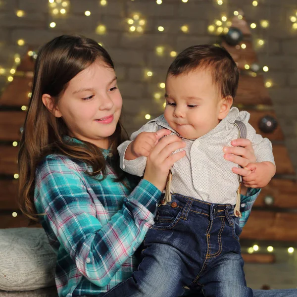 Schwester Und Kleiner Bruder Über Weihnachtsbaum Zum Feiertagsthema — Stockfoto