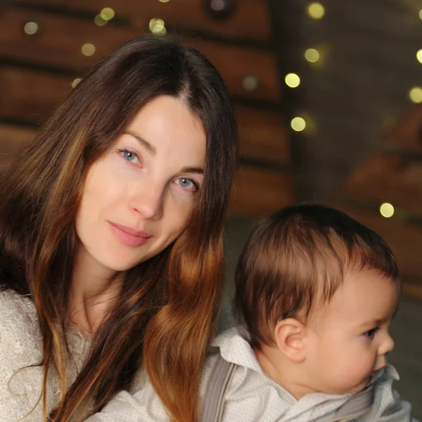 圣诞假期的母亲和婴孩 — 图库照片