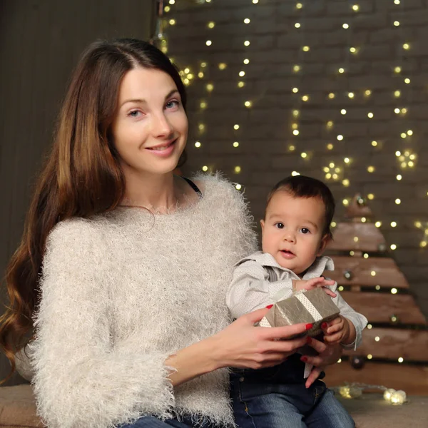 Ibu Dan Bayi Pada Hari Libur Natal — Stok Foto