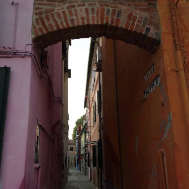 Burano, Veneto, İtalya - 21 Nisan 2019: Gün batımında Renkli Burano adası.