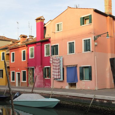 Burano, Veneto, İtalya - 21 Nisan 2019: Gün batımında Renkli Burano adası.