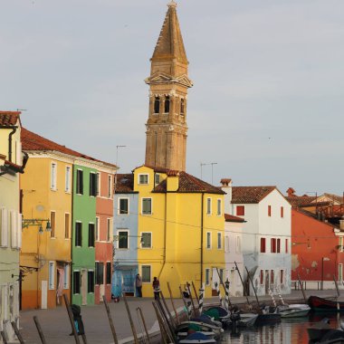 Burano, Veneto, İtalya - 21 Nisan 2019: Gün batımında Renkli Burano adası.