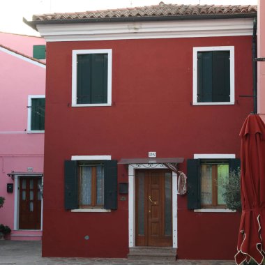 Burano, Veneto, İtalya - 21 Nisan 2019: Gün batımında Renkli Burano adası.