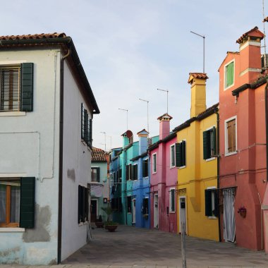 Burano, Veneto, İtalya - 21 Nisan 2019: Gün batımında Renkli Burano adası.