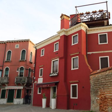 Burano, Veneto, İtalya - 21 Nisan 2019: Gün batımında Renkli Burano adası.