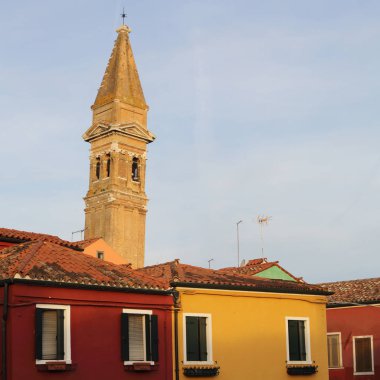 Burano, Veneto, İtalya - 21 Nisan 2019: Gün batımında Renkli Burano adası.