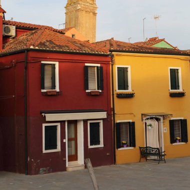 Burano, Veneto, İtalya - 21 Nisan 2019: Gün batımında Renkli Burano adası.