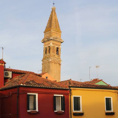 Burano, Veneto, İtalya - 21 Nisan 2019: Gün batımında Renkli Burano adası.