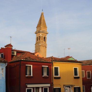 Burano, Veneto, İtalya - 21 Nisan 2019: Gün batımında Renkli Burano adası.