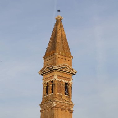 Burano, Veneto, İtalya - 21 Nisan 2019: Gün batımında Renkli Burano adası.