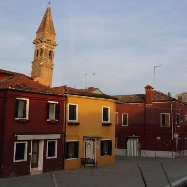 Burano, Veneto, İtalya - 21 Nisan 2019: Gün batımında Renkli Burano adası.