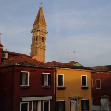Burano, Veneto, İtalya - 21 Nisan 2019: Gün batımında Renkli Burano adası.