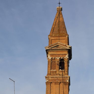 Burano, Veneto, İtalya - 21 Nisan 2019: Gün batımında Renkli Burano adası.