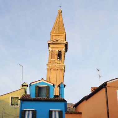 Burano, Veneto, İtalya - 21 Nisan 2019: Gün batımında Renkli Burano adası.
