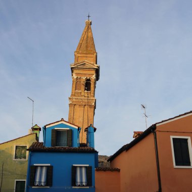 Burano, Veneto, İtalya - 21 Nisan 2019: Gün batımında Renkli Burano adası.