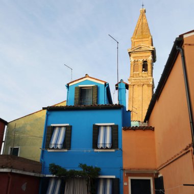 Burano, Veneto, İtalya - 21 Nisan 2019: Gün batımında Renkli Burano adası.