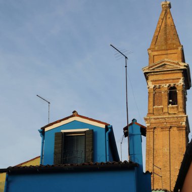 Burano, Veneto, İtalya - 21 Nisan 2019: Gün batımında Renkli Burano adası.