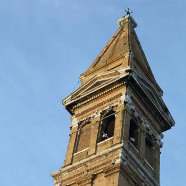 Burano, Veneto, İtalya - 21 Nisan 2019: Gün batımında Renkli Burano adası.