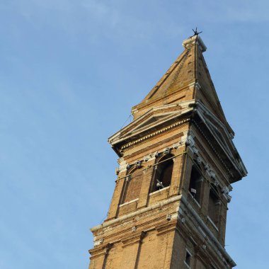 Burano, Veneto, İtalya - 21 Nisan 2019: Gün batımında Renkli Burano adası.