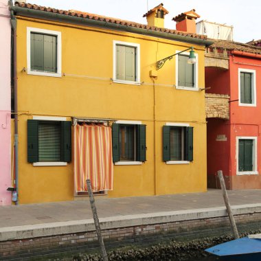 Burano, Veneto, İtalya - 21 Nisan 2019: Gün batımında Renkli Burano adası.