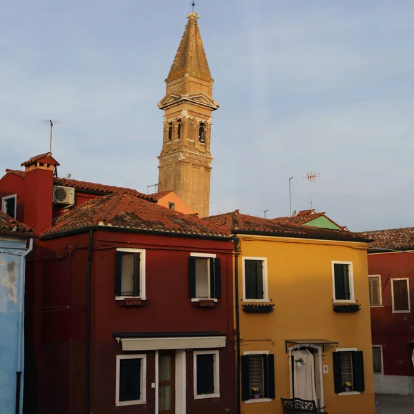 Burano, Veneto, İtalya - 21 Nisan 2019: Gün batımında Renkli Burano adası.
