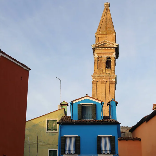 Burano, Veneto, İtalya - 21 Nisan 2019: Gün batımında Renkli Burano adası.