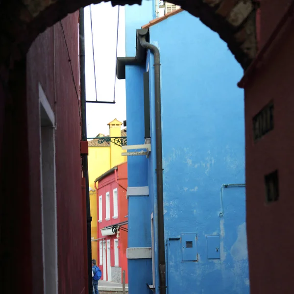 Burano, Veneto, İtalya - 21 Nisan 2019: Gün batımında Renkli Burano adası.