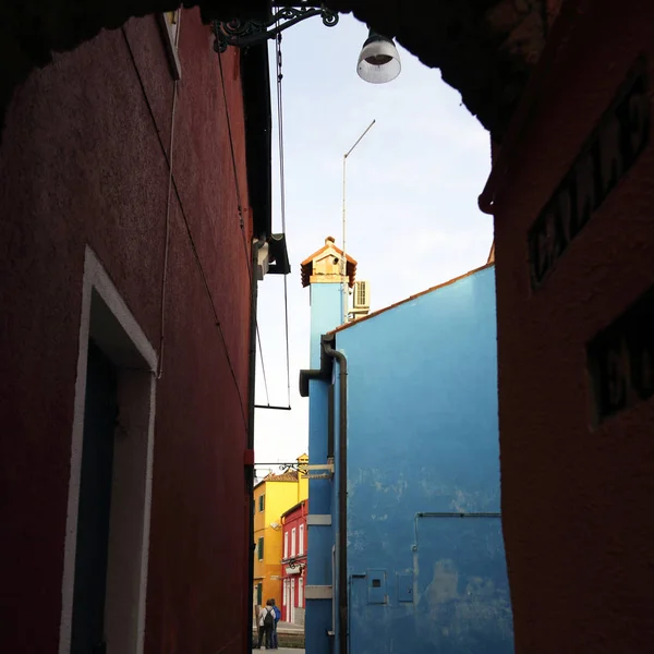 Burano, Veneto, İtalya - 21 Nisan 2019: Gün batımında Renkli Burano adası.