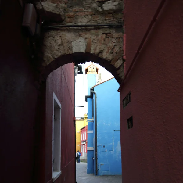 Burano, Veneto, İtalya - 21 Nisan 2019: Gün batımında Renkli Burano adası.