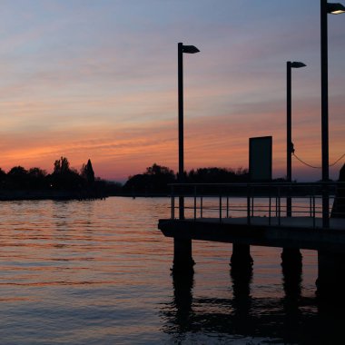 Burano adasında güzel gün batımı, Veneto, İtalya.