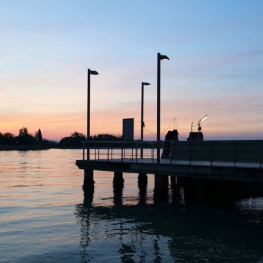 Burano adasında güzel gün batımı, Veneto, İtalya.