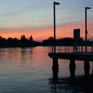 Burano adasında güzel gün batımı, Veneto, İtalya.