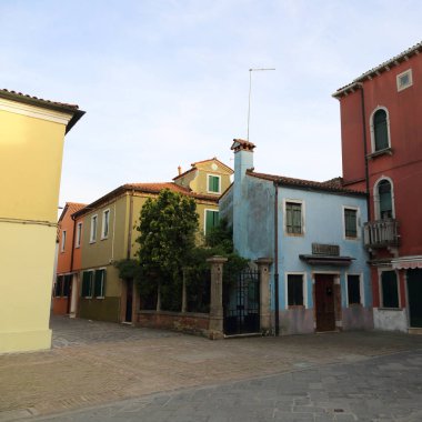 Burano, Veneto, İtalya - 21 Nisan 2019: Gün batımında Renkli Burano adası.