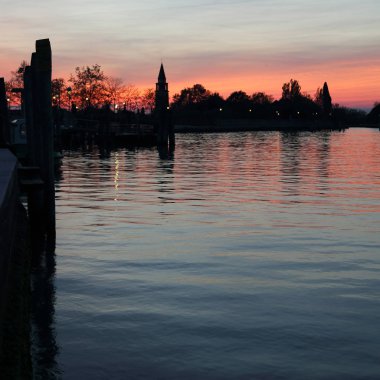 Burano adasında güzel gün batımı, Veneto, İtalya.