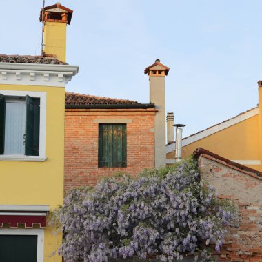 Burano, Veneto, İtalya - 21 Nisan 2019: Gün batımında Renkli Burano adası.