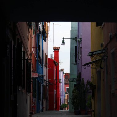 Burano, Veneto, İtalya - 21 Nisan 2019: Gün batımında Renkli Burano adası.