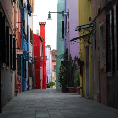 Burano, Veneto, İtalya - 21 Nisan 2019: Gün batımında Renkli Burano adası.