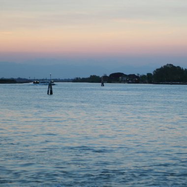 Burano adasında güzel gün batımı, Veneto, İtalya.