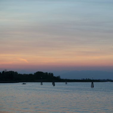 Burano adasında güzel gün batımı, Veneto, İtalya.