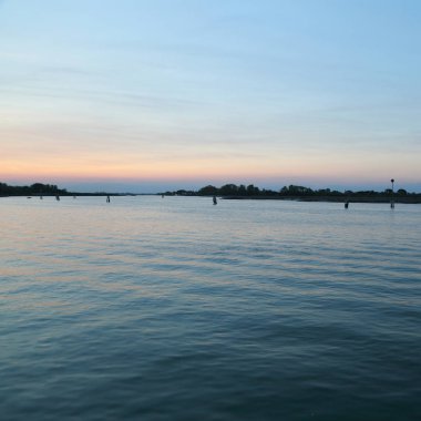 Burano adasında güzel gün batımı, Veneto, İtalya.