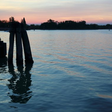 Burano adasında güzel gün batımı, Veneto, İtalya.