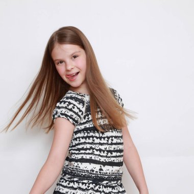 Güzel güzel ve duygusal küçük kız portresi