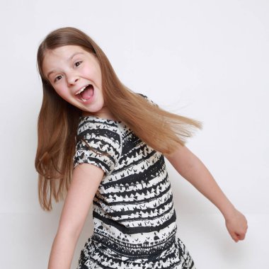 Güzel güzel ve duygusal küçük kız portresi