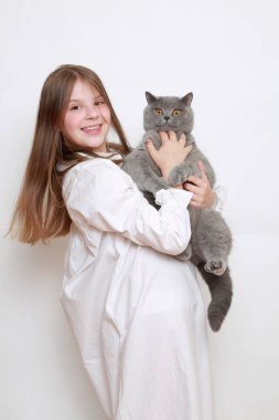 Güzel küçük kız ve bir kedi